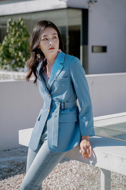 公司经营范围包括:设计,生产,加工,销售:服装,服饰,箱包,鞋帽;零售